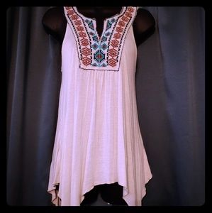 Cream-colored tanktop, beautiful chest inlay